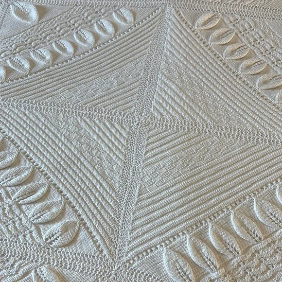 Elegant Cream Crochet Bedspread - Picture 3 of 4